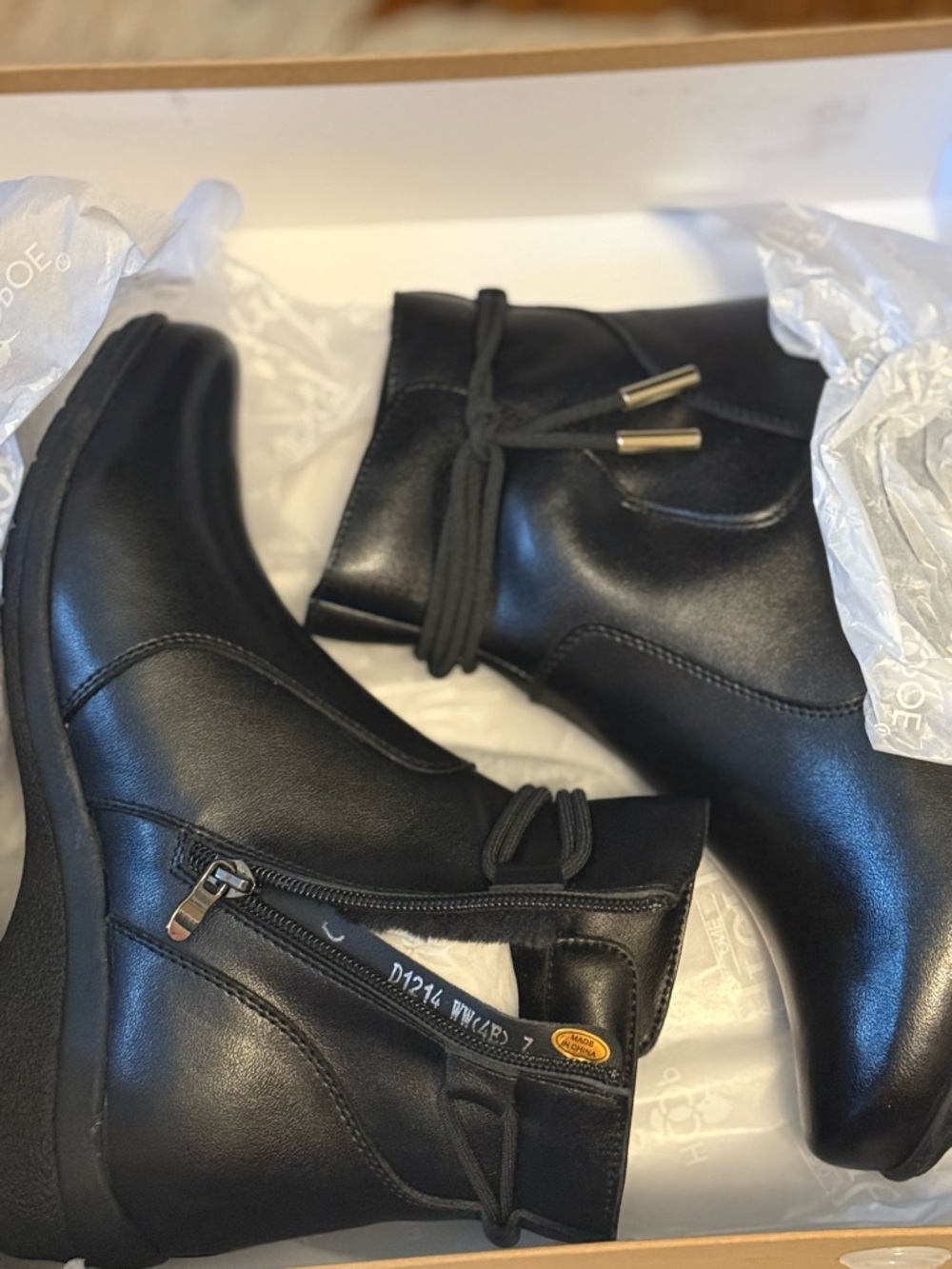 NIB Areni One Leather Women's Black Ankle Booties with Side Zip